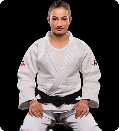 Clara Cavalcanti usando kimono de jiu-jitsu